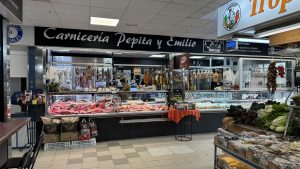 Ein Blick in die Markthalle von Santa Eulalia: Tradition trifft auf Veränderung